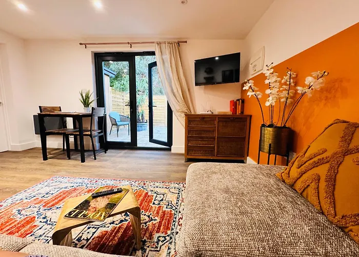 The Hideout - Private Luxury Cabin Near The Sea With Garden Area, Sea Views And Parking
